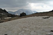 87 Pestando ancora un po' di neve marciotta